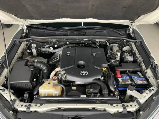 TOYOTA HILUX 2.8 D-4D TURBO DIESEL CD SRX 4X4 AUTOMÁTICO